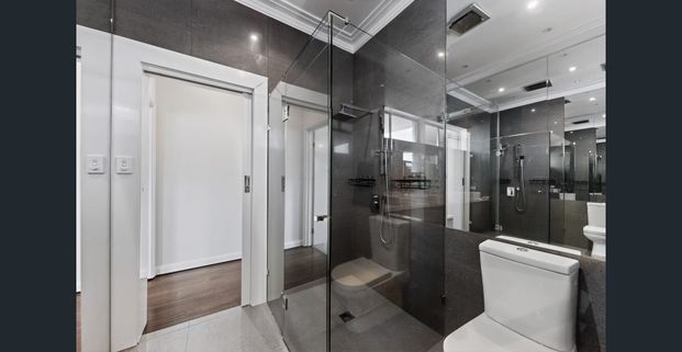 Convenient location, modern kitchen and bathroom - Photo 1