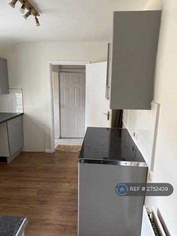 4 bedroom terraced house to rent - Photo 5