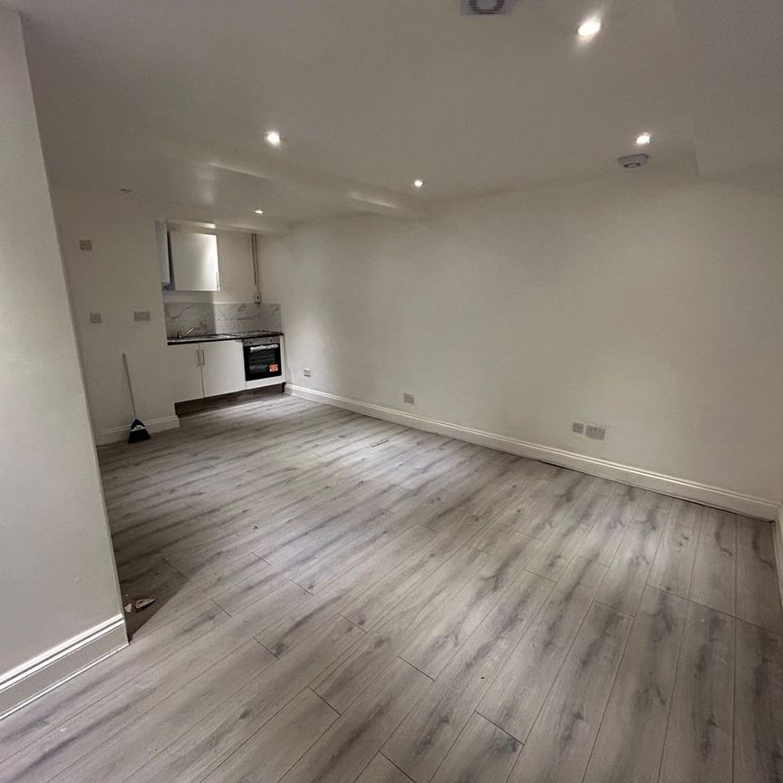 Studio Flat, Warren Road, E10 - Photo 1
