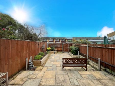 Russet Close, Tongham, Farnham, Surrey, GU10 - Photo 3