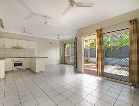 Ground level 2-bedroom unit with private courtyard - Photo 3