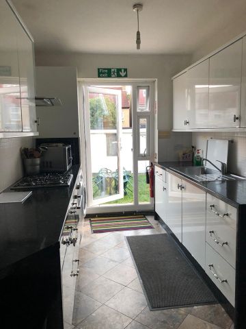 3 Bed Flat, Upton Lane, E7 - Photo 5