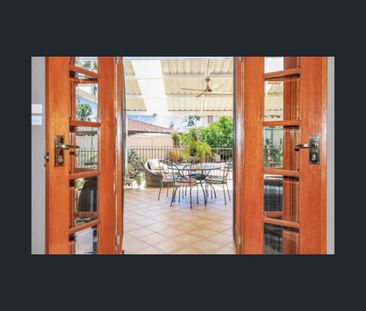 FOUR BEDROOM FAMILY HOME IN GREAT LOCATION!! - Photo 6