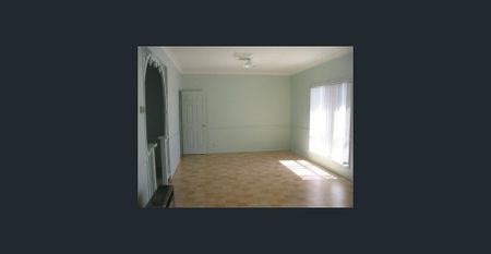 LARGE AIR CONDITIONED FAMILY HOME! - Photo 3