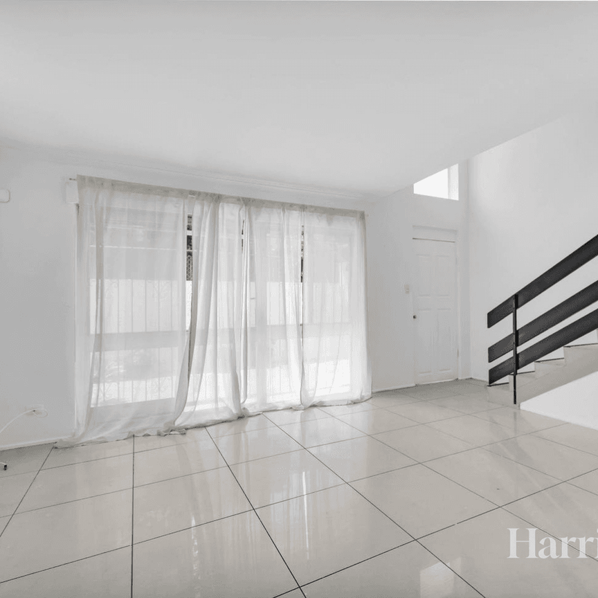 Modern & Convenient Townhouse in Prime Indooroopilly Location - Photo 1