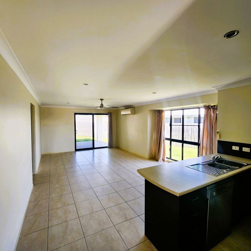 SPACIOUS 4 BEDROOM HOME! - Photo 1