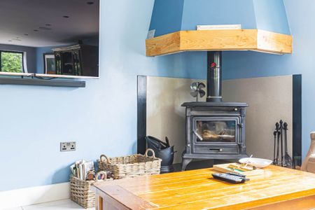 6 bed Detached for rent - Photo 2