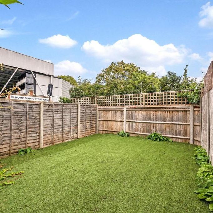 4 bedroom flat to rent - Photo 1