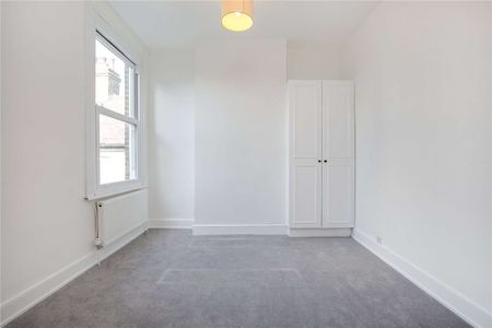 A lovely and bright two bedroom flat in the heart of Wandsworth. - Photo 3