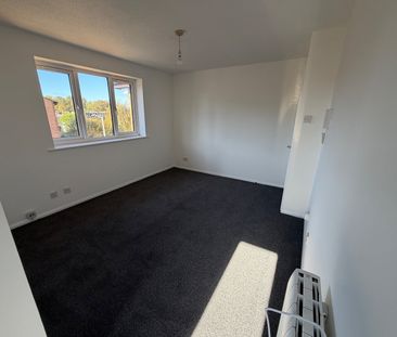 Studio Flat, Armoury Road, SE8 - Photo 2