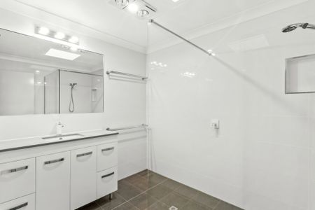 Lowset, Air Conditioned & Convenient! - Photo 2