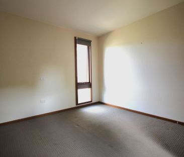 SINGLE BEDROOM, CLOSE TO TOWN - Photo 2