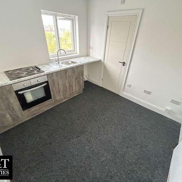 Long Lane, Halesowen, B62 - Photo 1