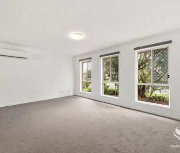 Freshly painted and carpeted - Family home in quiet location - Photo 6