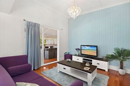 Stunning traditional Queenslander, walk to beach - Photo 2