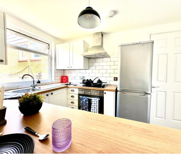 5 Bedroom - Photo 3 | Rentumo