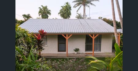 Fully furnished Mt Coolum home in quiet street with studio, fenced yard and outdoor shower - Photo 2