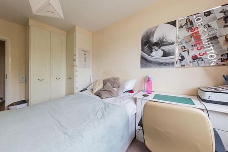 Located close to a station this 2 bed offer fantastic views of East london. - Photo 2