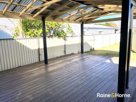 Stylish and Sophisticated - Photo 2