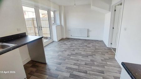 3 bedroom semi-detached house to rent - Photo 5