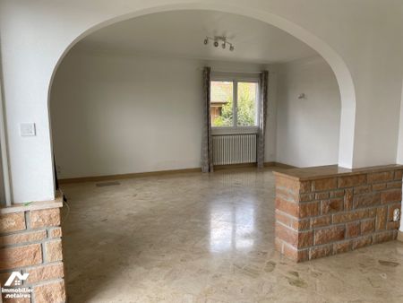 T3 de 103 m² comprenant: hall d'entrée, cuisine équipée, séjour avec balcon, 2 chambres, SDB, WC. - Photo 2