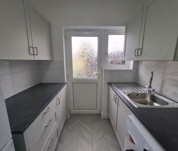 Park Crescent, Hornchurch RM11, London - Photo 4