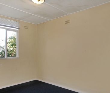 Neat & Comfortable 3-Bedroom Home with Wood Heating and Double Garage - Photo 6