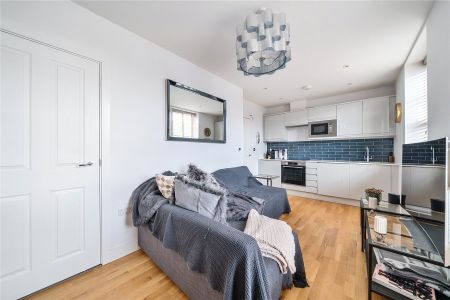 New Zealand Avenue, Walton-On-Thames, Surrey, KT12 - Photo 3