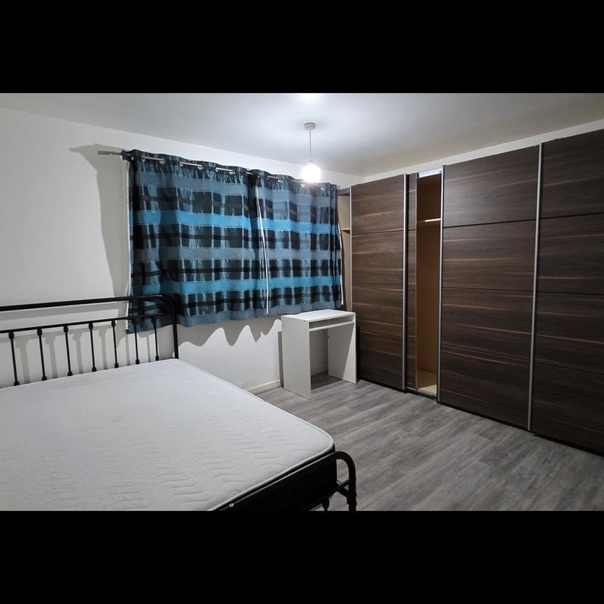 Room in a Shared Flat, Foster Court, NW4 - Photo 1