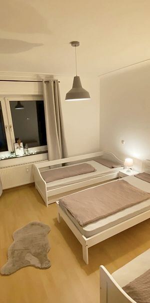 Modern möblierte Wohnung mit 2 Schlafzimmern in Bergheim - Photo 1