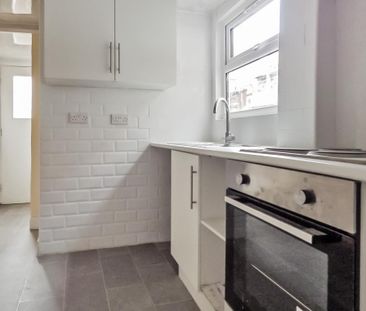 3 bedroom terraced house to rent - Photo 6