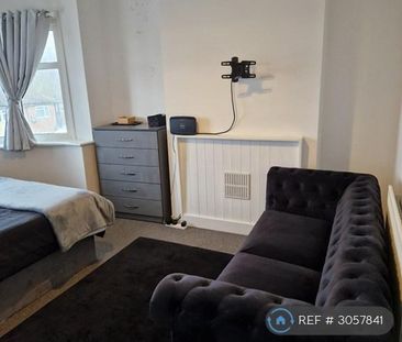 1 bedroom in a flat share to rent - Photo 4