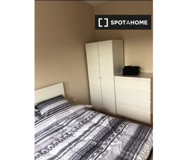 Spacious room in 3-bedroom apartment, Blanchardstown, Dublin - Photo 4