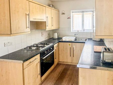 3 bed House - Mid Terrace To Let - Photo 4