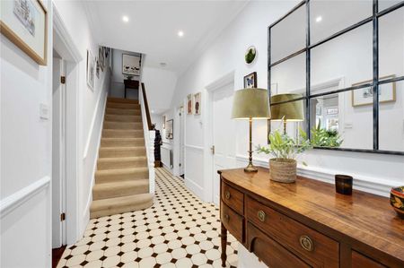 A charming period family home in a beautiful East Molesey street offering plenty of adaptable living accommodation, including five bedrooms, two bathrooms and three reception rooms. - Photo 2