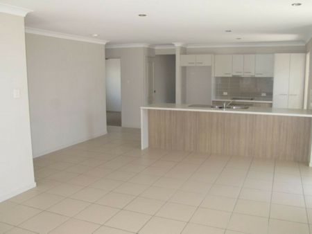 4 BEDROOM FAMILY HOME LOCATED IN QUIET STREET! - Photo 2