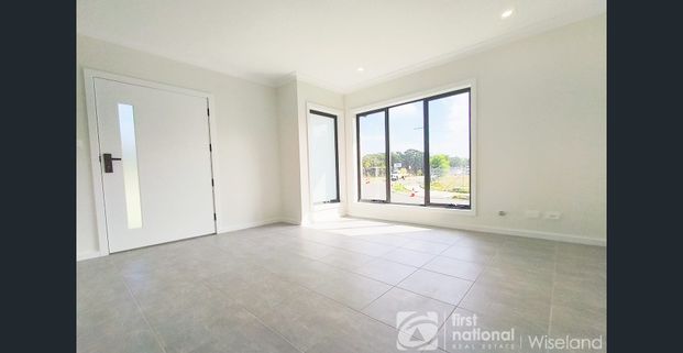 Park front 4-bedroom family home in the Heart of Colebee - Walk to Shops and Bus Stop - Photo 1