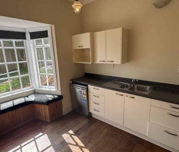 WELL PRESENTED FAMILY HOME: - Photo 1