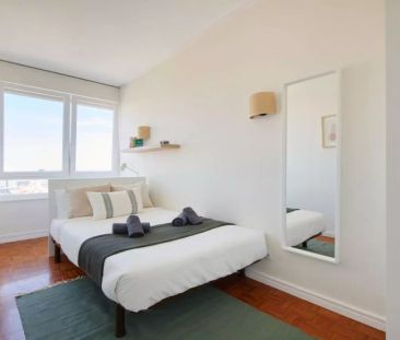 Room in a shared 10-bedroom apartment for rent in Lisbon - Photo 5