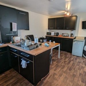 1 bedroom in a house share to rent - Photo 2