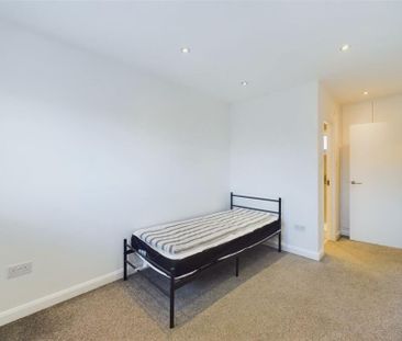 3 Bed Flat, Canning Town, E16 - Photo 2