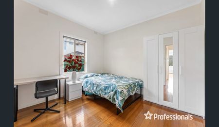 Spacious 3-Bedroom Front Unit - Photo 3