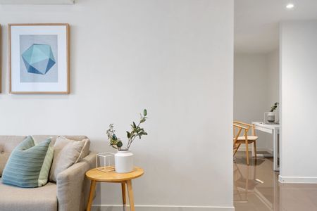 Bright & Spacious Apartment Plus Study - Photo 2