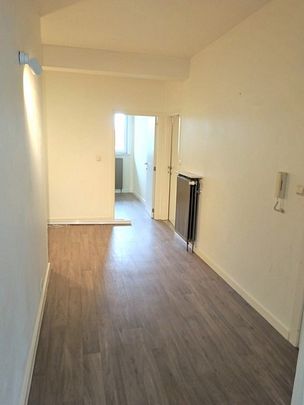 Ruim, gelijkvloers appartement met 2 slaapkamers, kelderberging en garage. - Foto 1