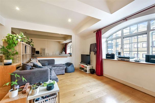 A modern and well equipped studio apartment in Prusoms Island. Situated off Wapping High Street, just across from Wapping Overground Station. - Photo 1