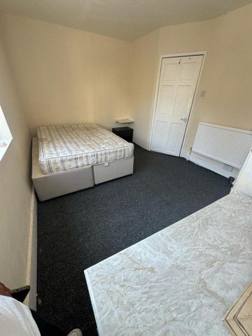 4 bedroom terraced house to rent - Photo 4