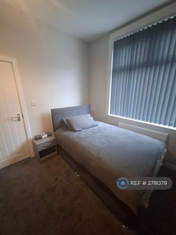 1 bedroom in a house share to rent - Photo 2