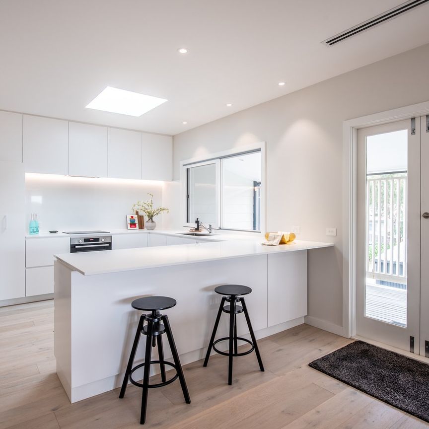 Spacious modern apartment in prime position! - Photo 1