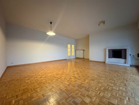 Ruim en lichtrijk 2-slaapkamerappartement in centrum Kortrijk - Photo 2