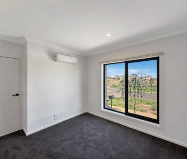 🏡 Brand New 4-Bedroom Townhouse in Thornhill Park - Photo 1